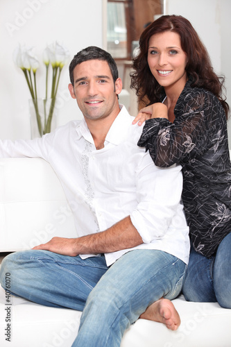 Foto: Couple on white sofa Couple on white sofa