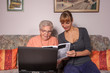 Eine alte Frau mit einem Laptop Eine alte Frau mit einem Laptop