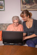 Eine alte Frau mit einem Laptop Eine alte Frau mit einem Laptop