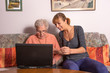 Eine alte Frau mit einem Laptop Eine alte Frau mit einem Laptop