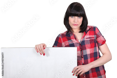 Foto: Woman with checkered shirt and white poster Woman with checkered shirt and white poster