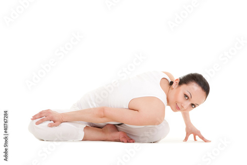 Foto: Young woman doing yoga exercise Young woman doing yoga exercise