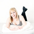 im Bett liegen