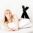 im Bett liegen