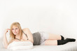 junge Frau im Bett