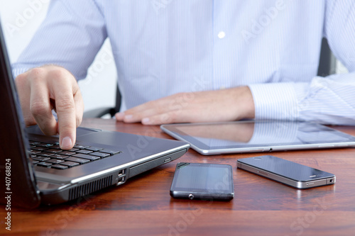 Photo: businessmann am arbeitsplatz businessmann am arbeitsplatz