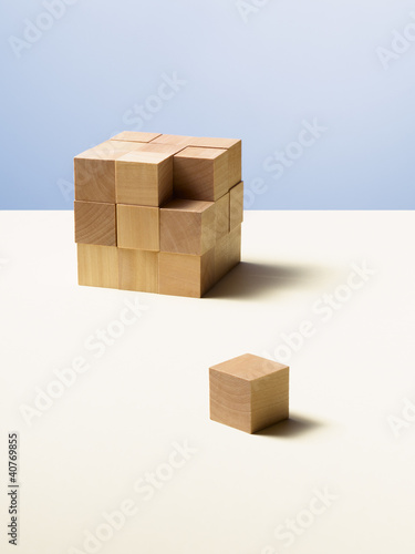Foto: Piece of wooden cube separate from whole Piece of wooden cube separate from whole