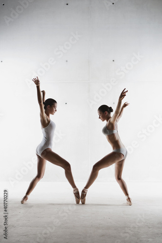 Foto: Ballet dancers posing on pointe Ballet dancers posing on pointe