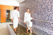 Mann und Frau beim Wellness Wassertreten