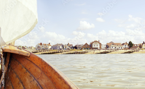 Foto: Boat overlooking suburban piers Boat overlooking suburban piers