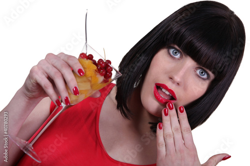 Foto: Stunning woman with a glass of fruit cocktail Stunning woman with a glass of fruit cocktail