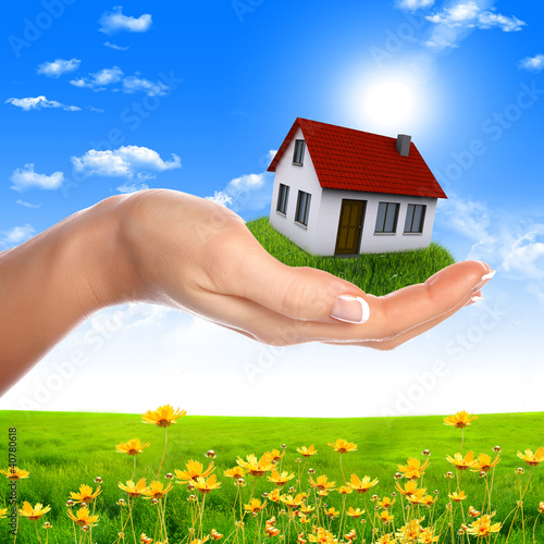Foto: hands holding house hands holding house