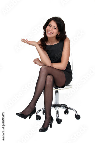 Foto: Attractive woman sitting on a chair Attractive woman sitting on a chair