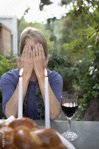 Foto: Woman covering her face at Sabbath dinner Woman covering her face at Sabbath dinner