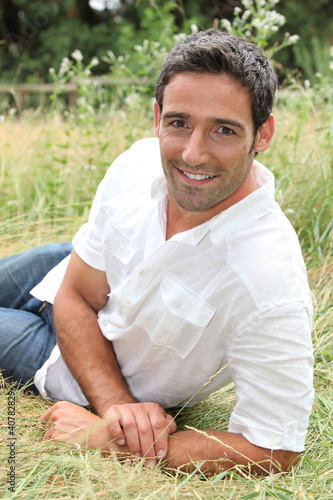 Foto: Man lying in a meadow Man lying in a meadow
