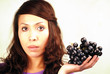Asiatische Frau bietet Wein an - frontal
