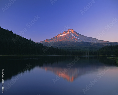 Foto: Forest and mountaintop reflected in still lake Forest and mountaintop reflected in still lake