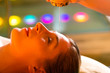 Frau genießt eine Ayurveda Ölmassage