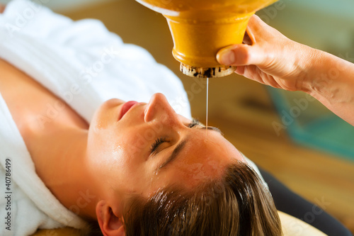 Photo: Frau genießt eine Ayurveda Ölmassage Frau genießt eine Ayurveda Ölmassage