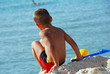enfant au bord de l'eau