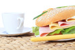 Baguette belegt mit Käse und Schinken