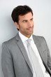Photo en ligne au meilleur prix Businessman standing on white wall