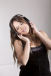 Photo en ligne au meilleur prix Beautiful cheerful young woman enjoying music