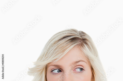 Foto: Eyes of a young blonde woman looking on the side Eyes of a young blonde woman looking on the side