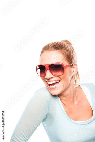 Photo: Frau mit Sonnenbrille lacht Frau mit Sonnenbrille lacht