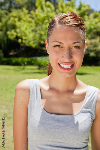 Foto: Woman smiling while looking straight ahead Woman smiling while looking straight ahead