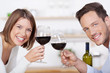 lachendes paar mit rotwein lachendes paar mit rotwein