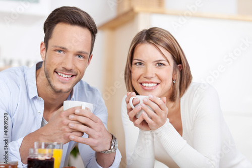 Foto: lächelndes paar trinkt kaffee in der küche lächelndes paar trinkt kaffee in der küche