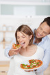 verliebtes paar isst pizza