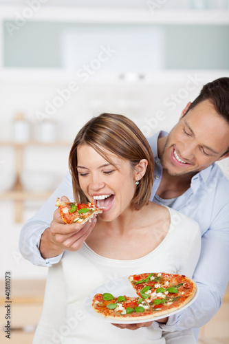 Foto: verliebtes paar isst pizza verliebtes paar isst pizza