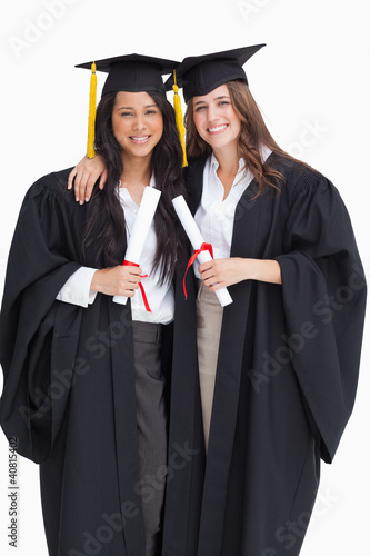 Foto: Two women embracing each other after they graduated from univers Two women embracing each other after they graduated from univers