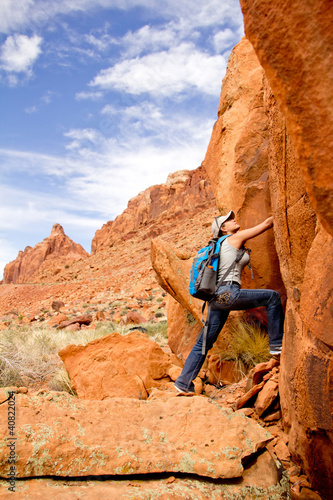 Foto: Female explorer at the desert Female explorer at the desert