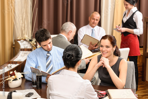 Foto: Business lunch executives look menu restaurant Business lunch executives look menu restaurant