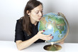 Frau mit Globus