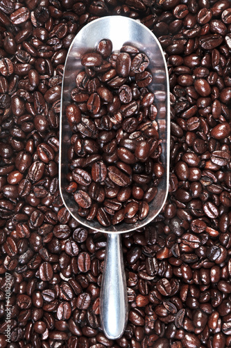 Foto: Metal scoop full of coffee beans Metal scoop full of coffee beans