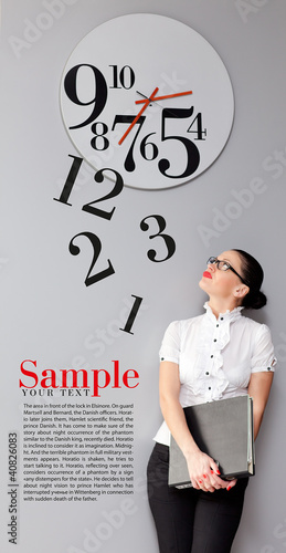 Foto: Business Woman under the clock. Concept Business Woman under the clock. Concept
