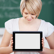 studentin zeigt tablet-computer
