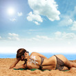 schöne Strand und blauer Himmel
