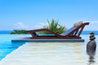 piscine à débordement zen et lit de soleil double