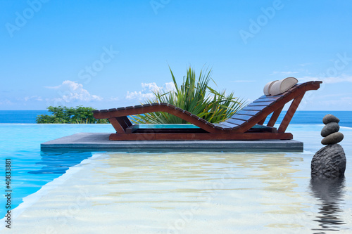 Foto: piscine à débordement zen et lit de soleil double piscine à débordement zen et lit de soleil double