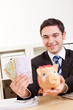 Manager mit Geldscheinen und Sparschwein