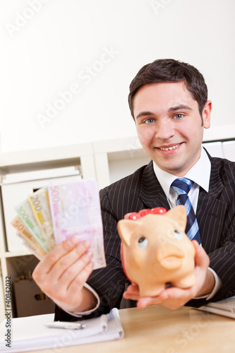 Foto: Manager mit Geldscheinen und Sparschwein Manager mit Geldscheinen und Sparschwein