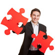 Mann mit zwei Puzzleteilen
