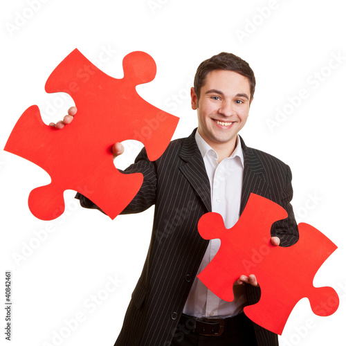 Photo: Mann mit zwei Puzzleteilen Mann mit zwei Puzzleteilen