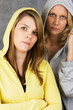 Teenager Mädchen in Kapuzenjacken