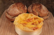 Ofenkäse mit Roggenbrötchen
